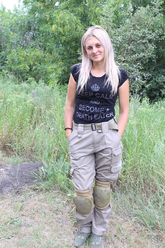 "Было страшно": молодая женщина рассказала, как освоила новую профессию и стала "чистить" родную землю от мин