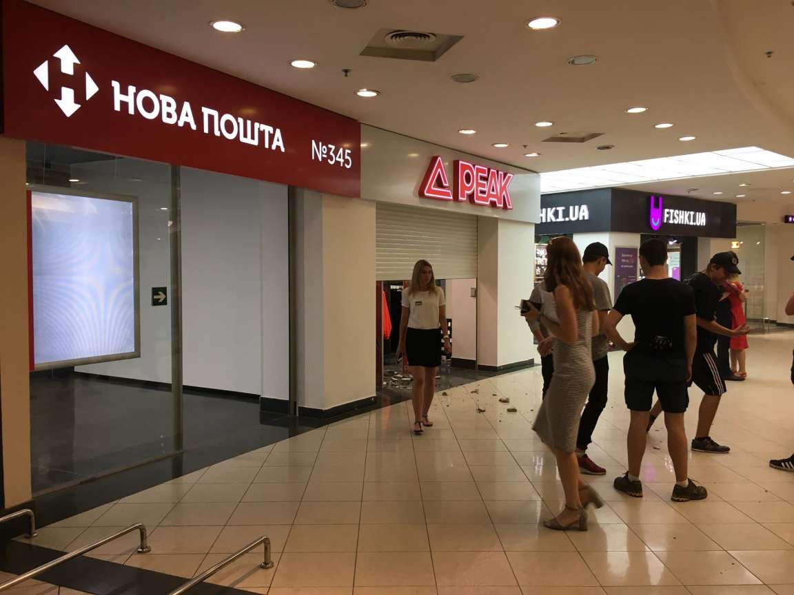 В одном из ТРЦ Киева обрушилась часть потолка в магазине (фото)