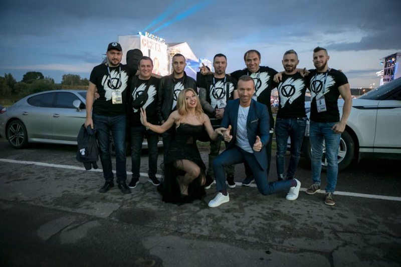 Везде любят: Олег Винник показал "молодых волчиц" в Беларуси (видео)