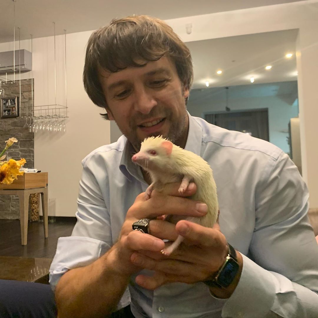 Відомий футболіст завів дивного вихованця (відео)