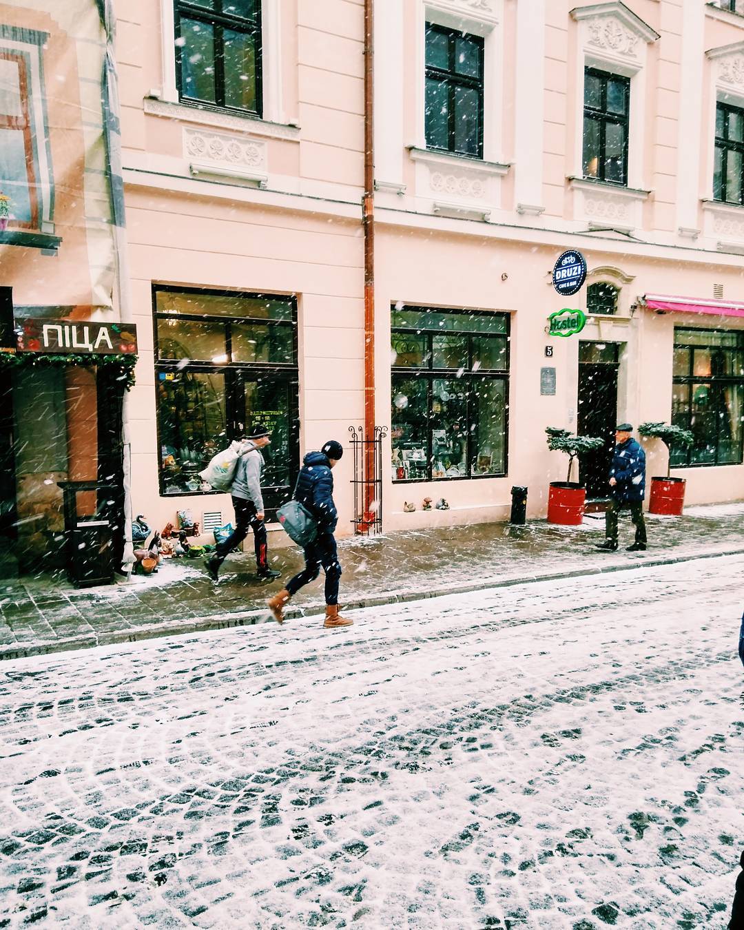 Снігопад в Україні у вражаючих фото і відео з мережі