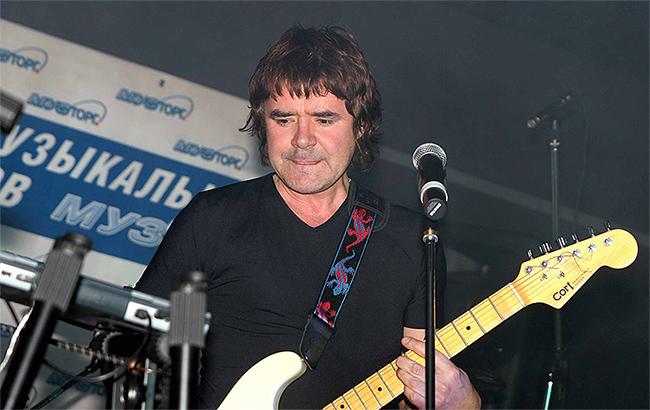 "Не сразу узнали": в России экстренно госпитализировали популярного в 90-х певца