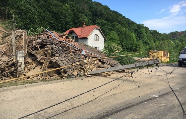 Зсув на Закарпатті зруйнував кілька будинків і електроопор (фото і відео)