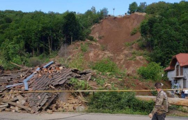 Зсув на Закарпатті зруйнував кілька будинків і електроопор (фото і відео)