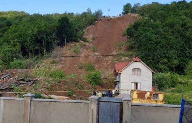 Зсув на Закарпатті зруйнував кілька будинків і електроопор (фото і відео)