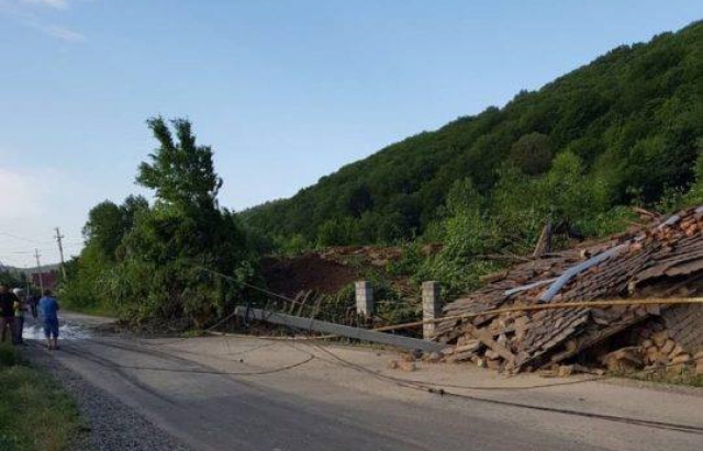 Зсув на Закарпатті зруйнував кілька будинків і електроопор (фото і відео)