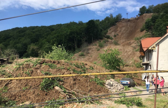 Зсув на Закарпатті зруйнував кілька будинків і електроопор (фото і відео)