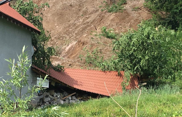 Зсув на Закарпатті зруйнував кілька будинків і електроопор (фото і відео)