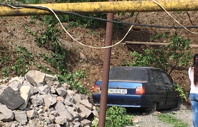 Зсув на Закарпатті зруйнував кілька будинків і електроопор (фото і відео)