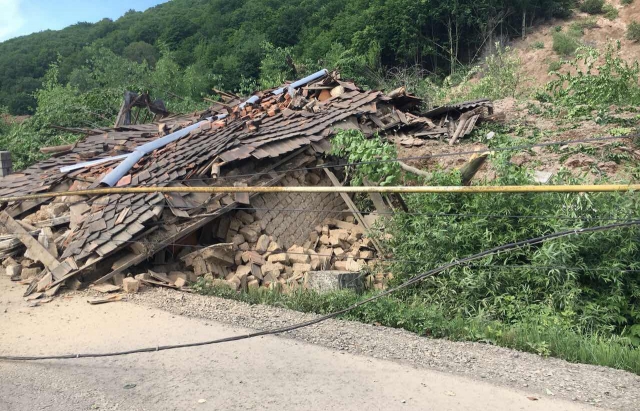 Зсув на Закарпатті зруйнував кілька будинків і електроопор (фото і відео)