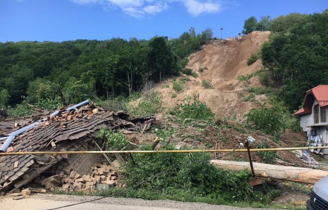 Зсув на Закарпатті зруйнував кілька будинків і електроопор (фото і відео)