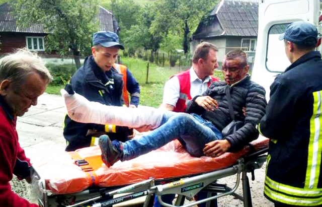 4 км несли на ношах: на Закарпатті хлопець випав з поїзда