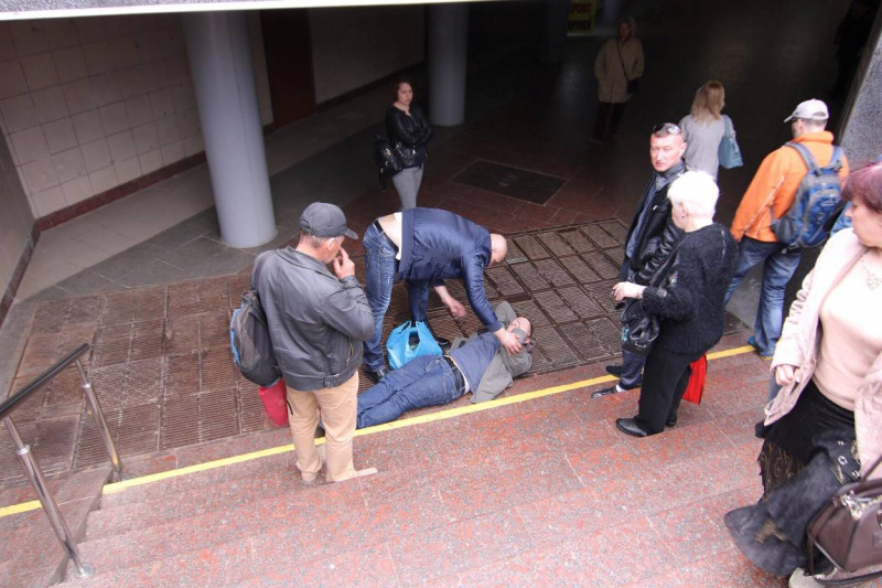 В Киеве с высоты упал мужчина и сломал фонарь над входом в станцию метро (фото)