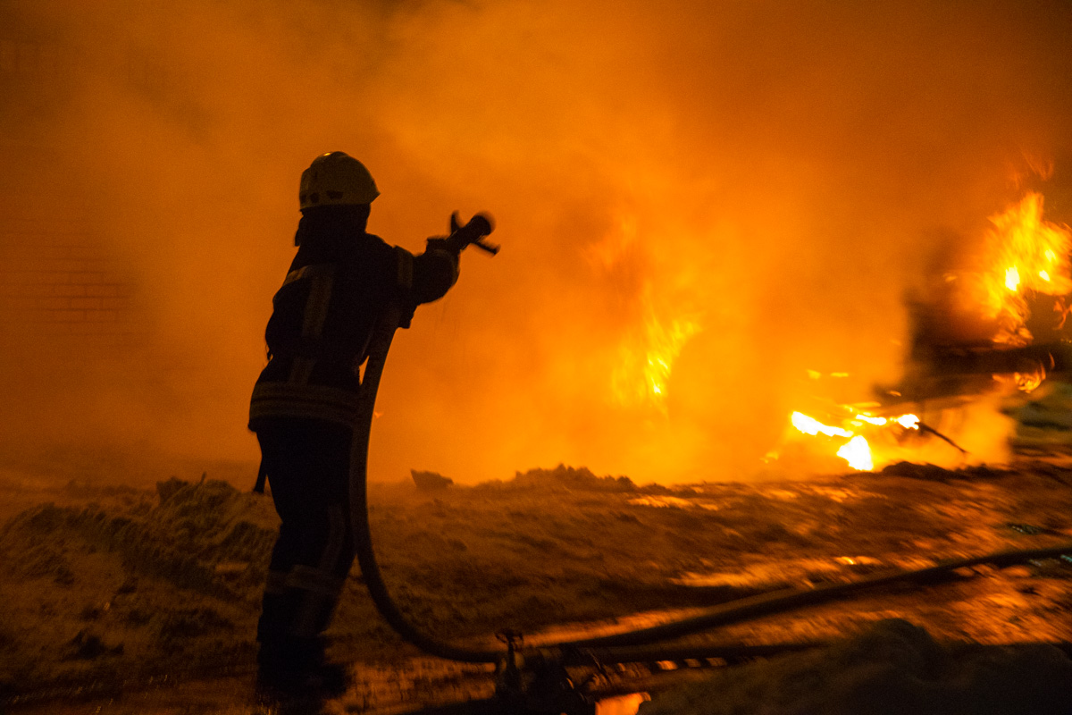 "За считанные минуты": в Киеве огонь превратил элитный внедорожник в груду хлама (видео)