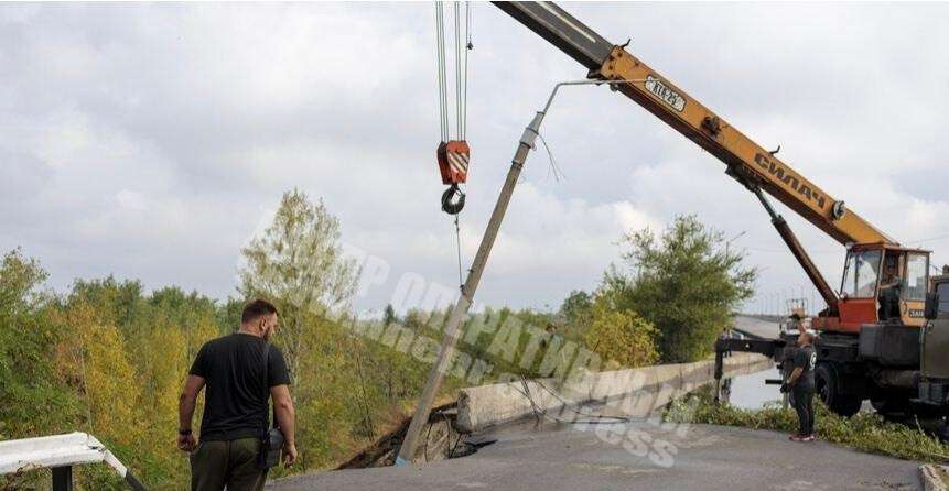 Під Дніпром після сильного дощу обвалився міст: з'явилися фото