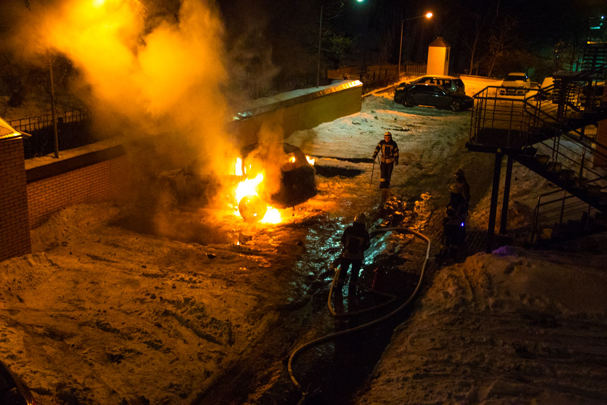 "За считанные минуты": в Киеве огонь превратил элитный внедорожник в груду хлама (видео)