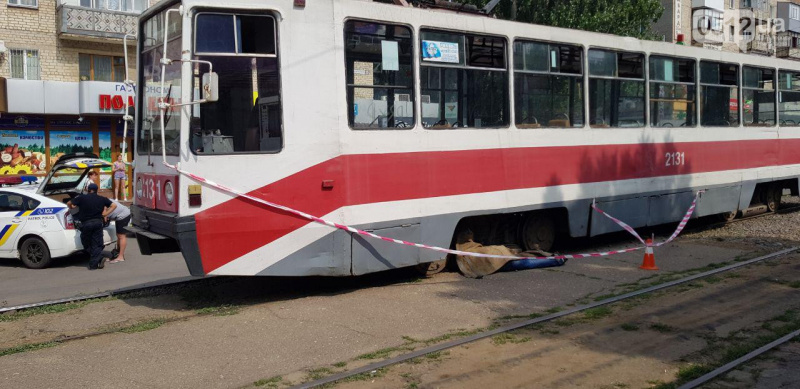 Страшные кадры: в Николаеве трамвай переехал человека (видео)