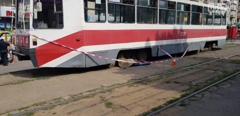 Страшные кадры: в Николаеве трамвай переехал человека (видео)