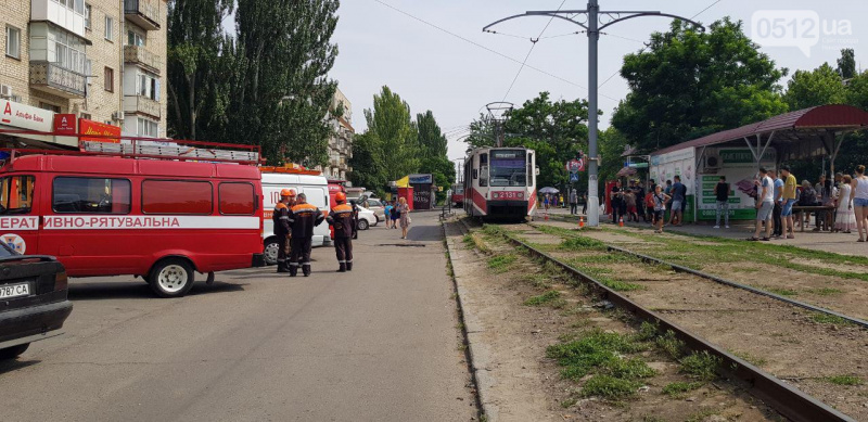 Страшные кадры: в Николаеве трамвай переехал человека (видео)