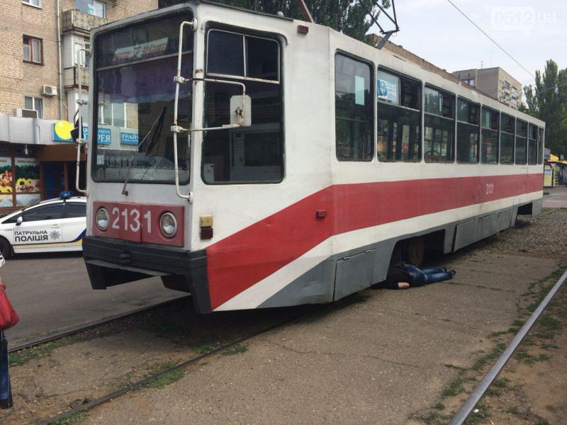 Страшные кадры: в Николаеве трамвай переехал человека (видео)