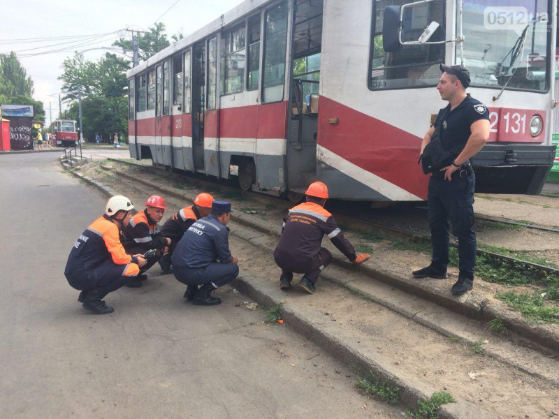Страшные кадры: в Николаеве трамвай переехал человека (видео)