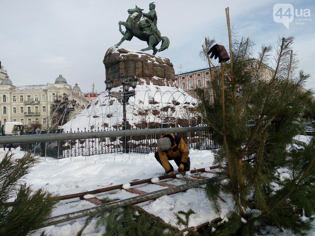 В Киеве начался демонтаж главной елки Украины (фото)