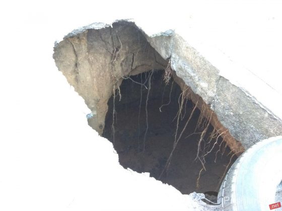 В Одессе посреди проезжей части образовалась огромная пропасть