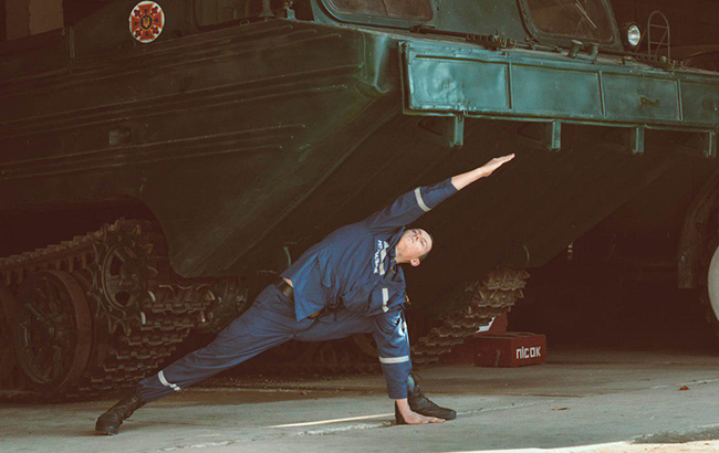 "Йога для всіх": рятувальники ДСНС постали в незвичайному образі (фото)