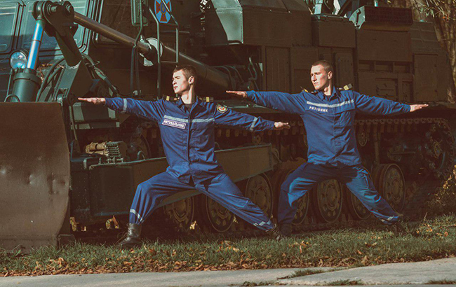 "Йога для всіх": рятувальники ДСНС постали в незвичайному образі (фото)