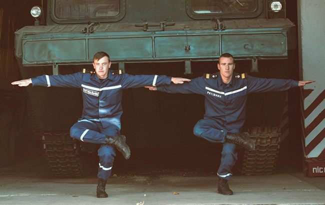 "Йога для всіх": рятувальники ДСНС постали в незвичайному образі (фото)