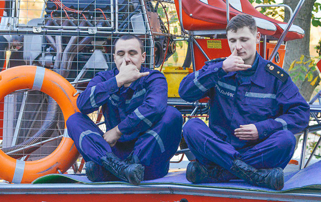 "Йога для всіх": рятувальники ДСНС постали в незвичайному образі (фото)