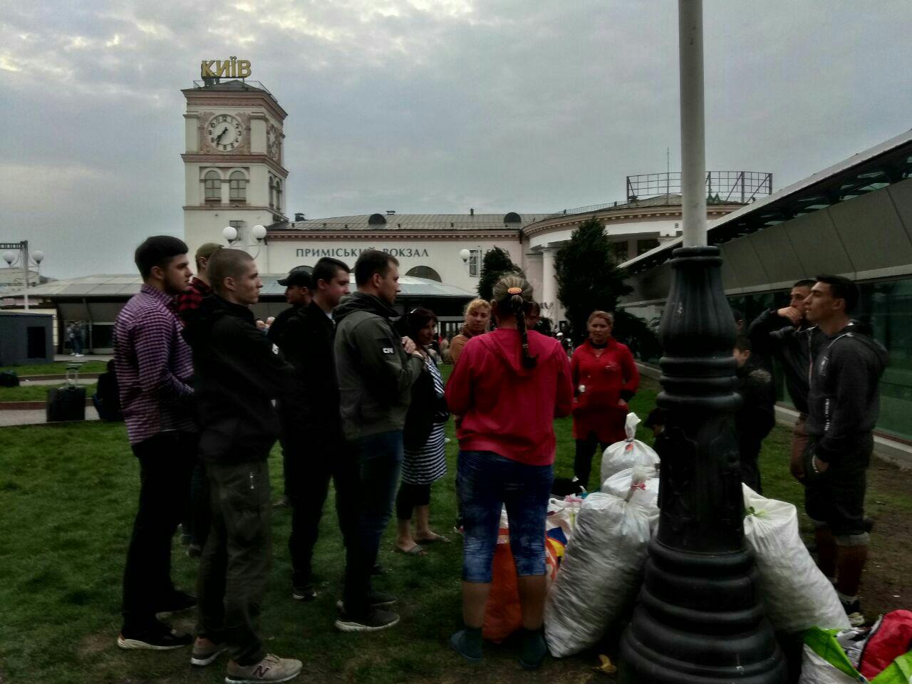 "Вонь, крики": в Киеве националисты устроили проверку ромов на вокзале