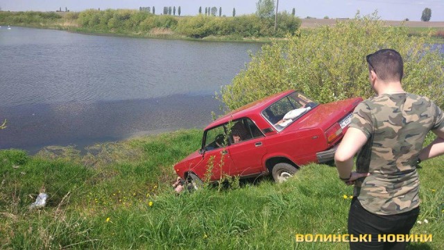 На Волині чоловік став жертвою власного авто (фото 18+)