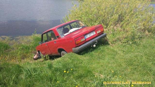 На Волині чоловік став жертвою власного авто (фото 18+)