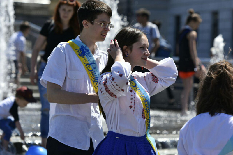 Выпускники школ "традиционно" отмечают последний звонок в фонтанах (фото)