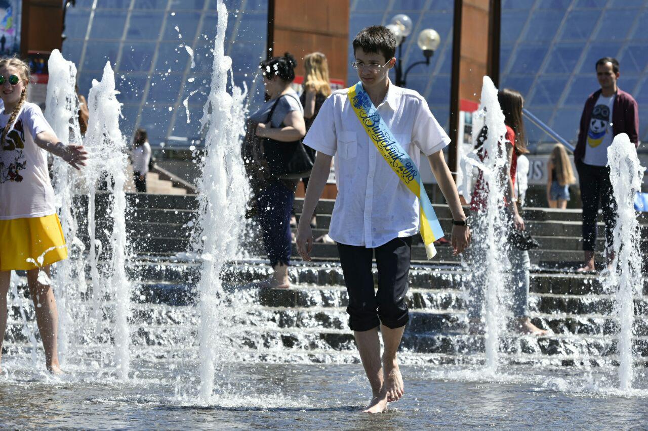 Випускники шкіл "традиційно" відзначають останній дзвінок у фонтанах (фото)