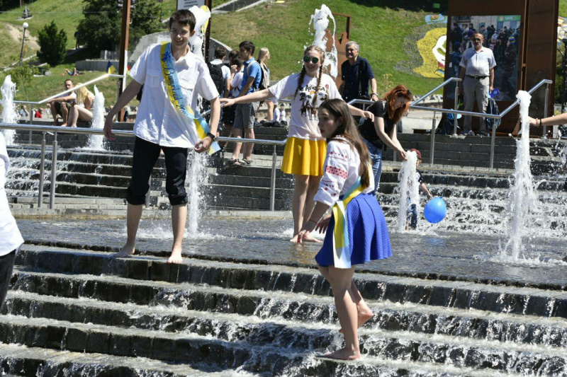 Выпускники школ "традиционно" отмечают последний звонок в фонтанах (фото)