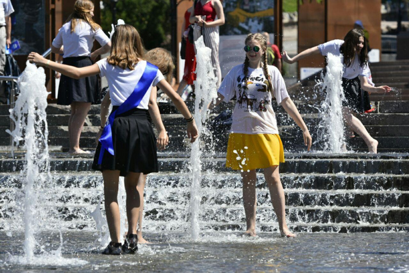 Выпускники школ "традиционно" отмечают последний звонок в фонтанах (фото)