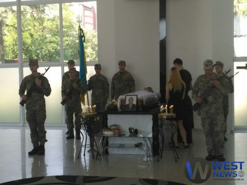В Івано-Франківську попрощалися з українським бійцем (фото, відео)
