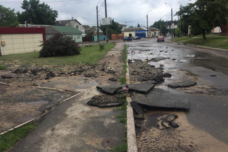 Розвалені будинки і "змита" дорога: вражаючі фото наслідків негоди в Чернігові