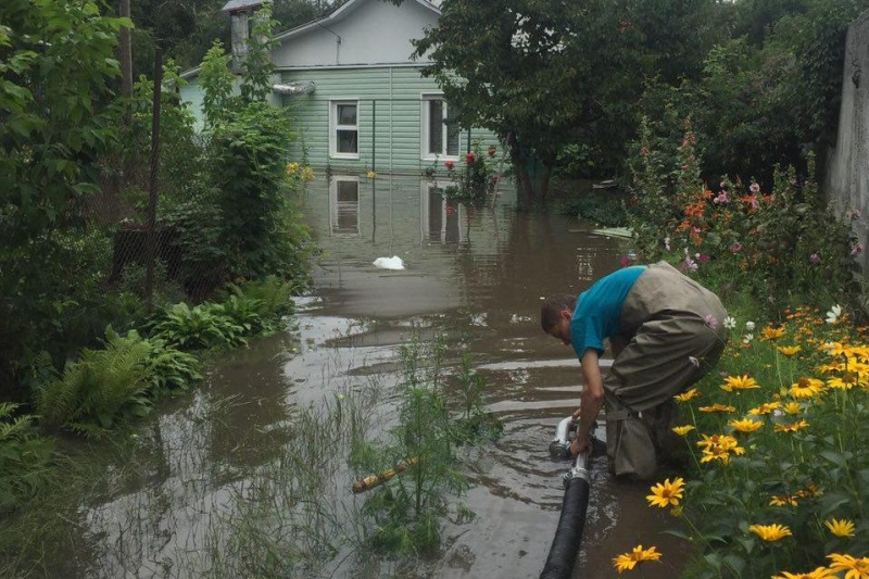 Розвалені будинки і "змита" дорога: вражаючі фото наслідків негоди в Чернігові