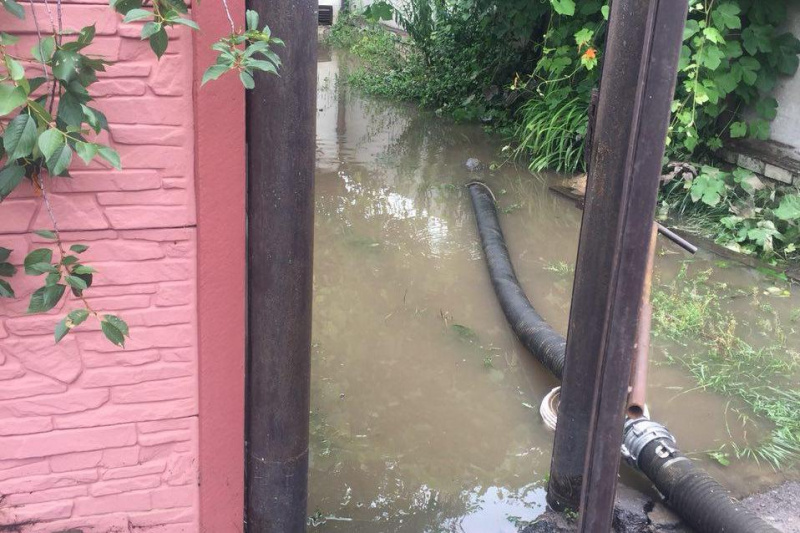 Розвалені будинки і "змита" дорога: вражаючі фото наслідків негоди в Чернігові