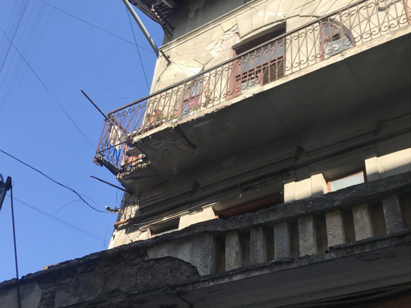 В центре Ивано-Франковска каменный балкон рухнул вместе с женщиной (фото, видео)