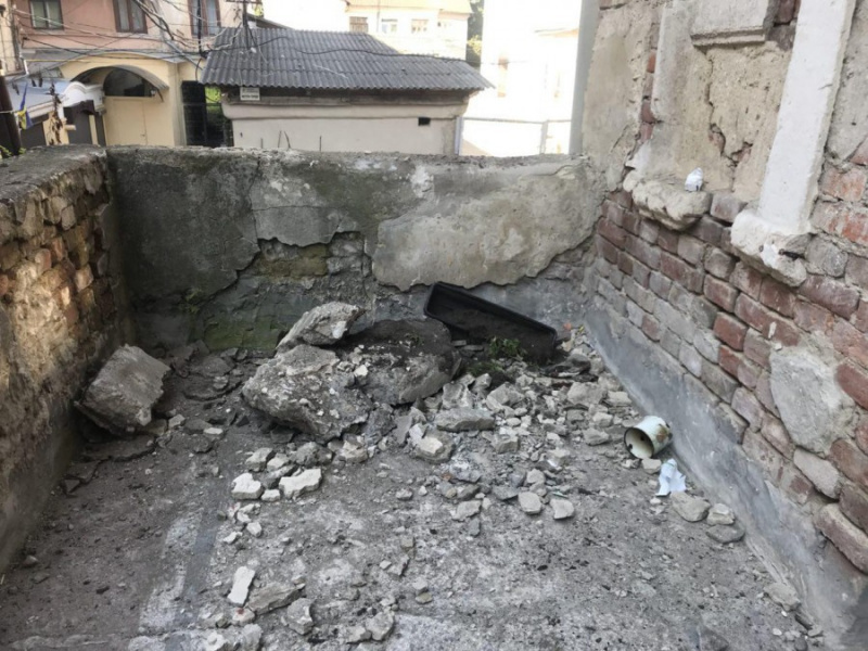 В центре Ивано-Франковска каменный балкон рухнул вместе с женщиной (фото, видео)