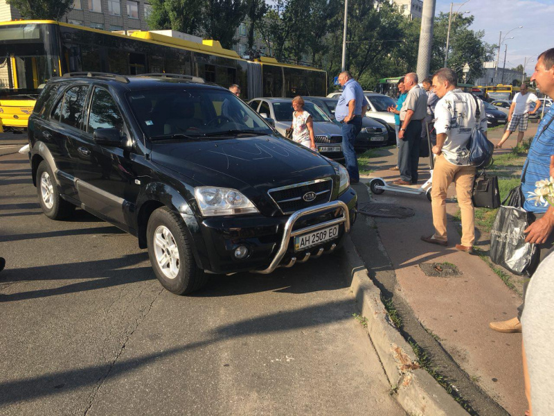 В Киеве жестко проучили "героя парковки", который парализовал движение (фото)