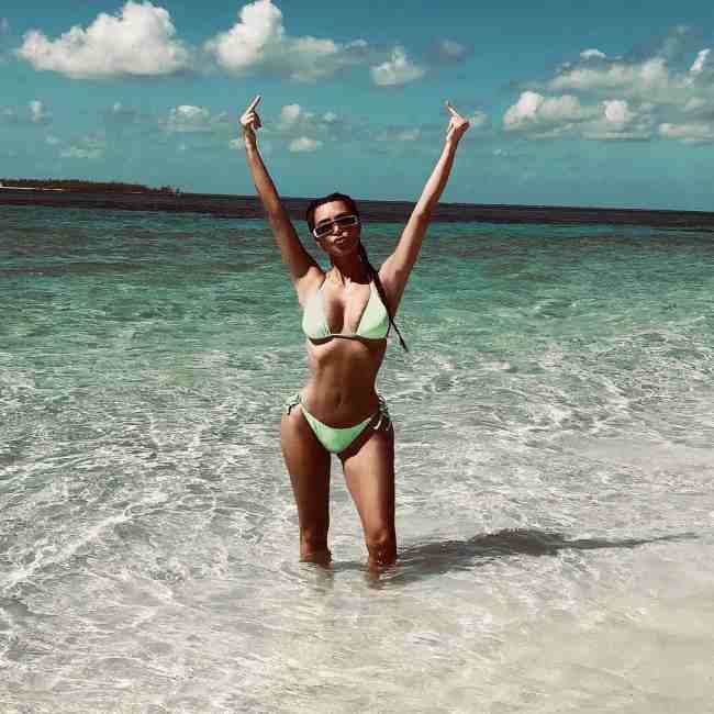 Ким Кардашьян продемонстрировала шикарную фигуру в откровенном бикини