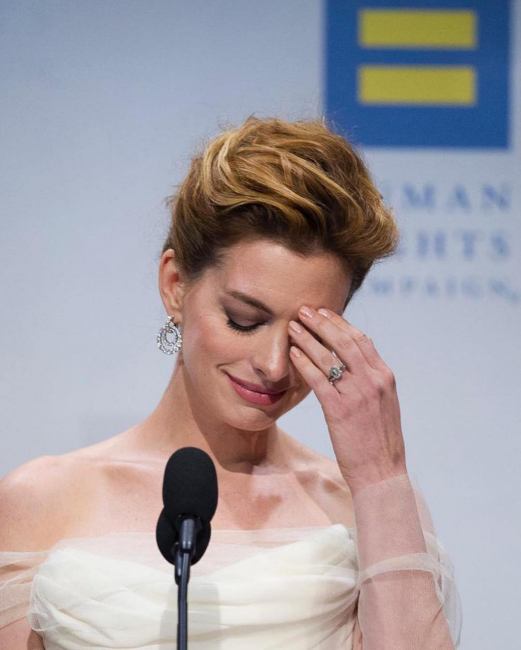 Енн Хетеуей в шикарній сукні нареченої удостоїлася премії за боротьбу з гендерною дискримінацією