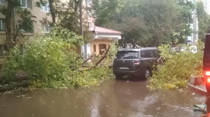 Ливень в Одессе: мощный дождь создал массу неприятностей горожанам