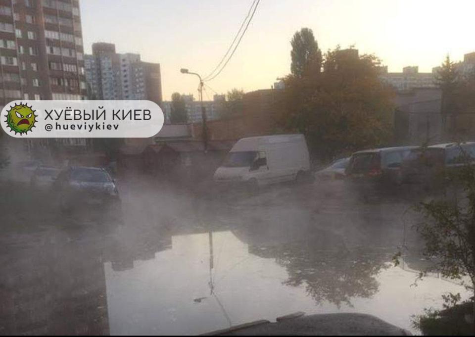 Прорыв трубы на Теремках в Киеве