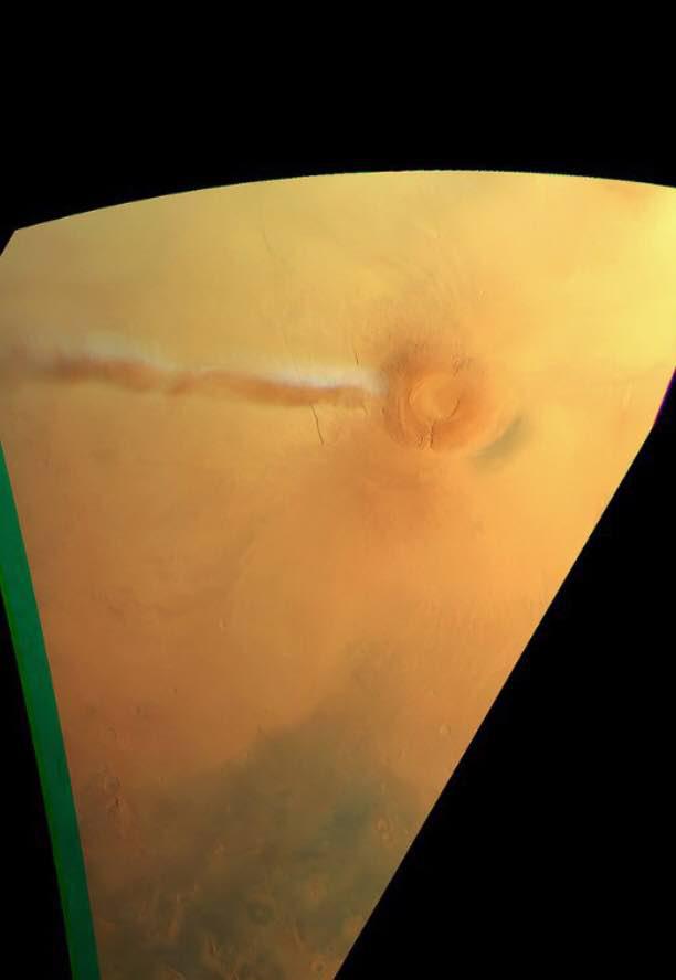 Ученые заметили над Марсом огромный парящий объект